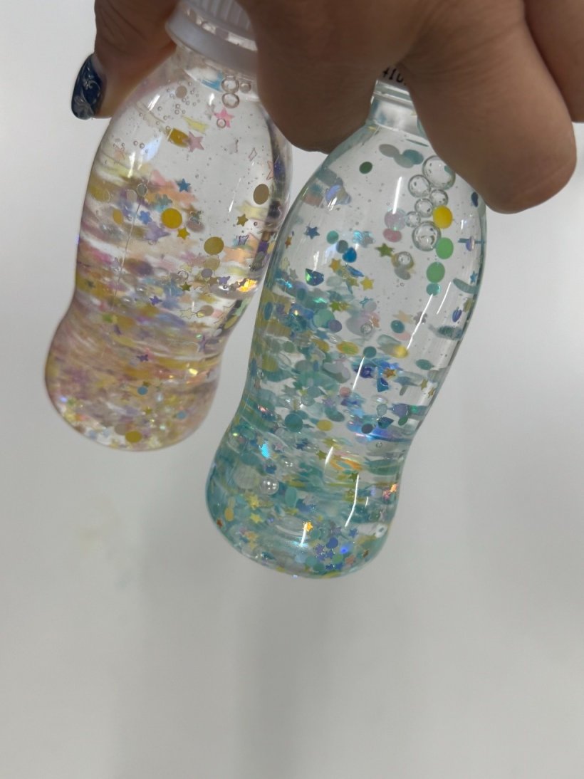 2本のラメのはった2つの透明のボトル